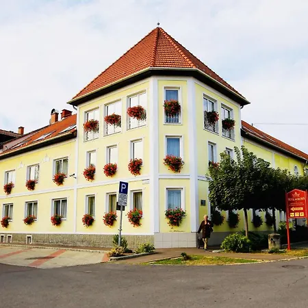 Korona Wellness, Rendezveny Es Borszalloda אגר