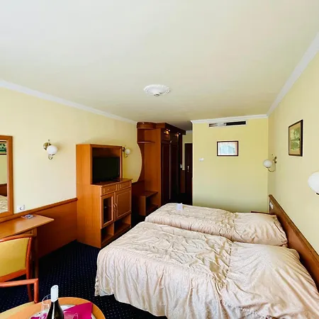 Korona Wellness, Rendezveny Es Borszalloda Hotell