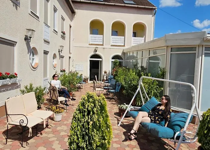 Korona Wellness, Rendezveny Es Borszalloda מלון