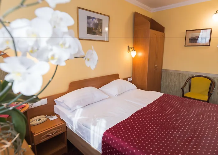 Korona Wellness, Rendezveny Es Borszalloda 4* אגר
