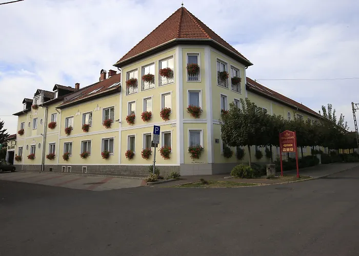 Korona Wellness, Rendezveny Es Borszalloda אגר