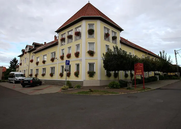 Korona Wellness, Rendezveny Es Borszalloda אגר