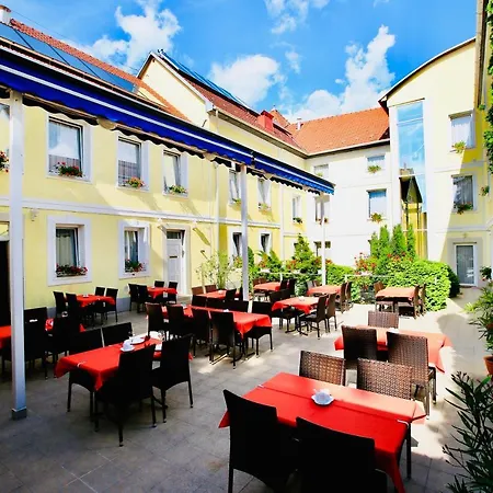 Korona Wellness, Rendezveny Es Borszalloda Erlau