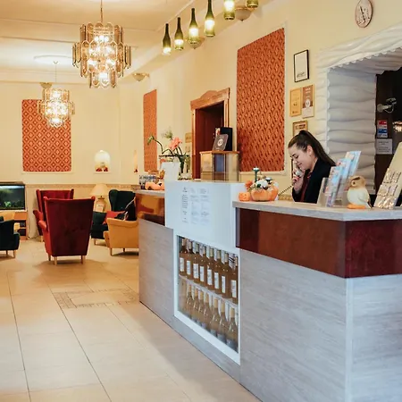 Korona Wellness, Rendezveny Es Borszalloda 4* エゲル