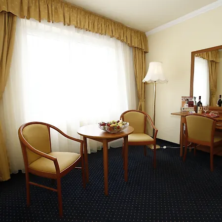 Korona Wellness, Rendezveny Es Borszalloda 4* エゲル