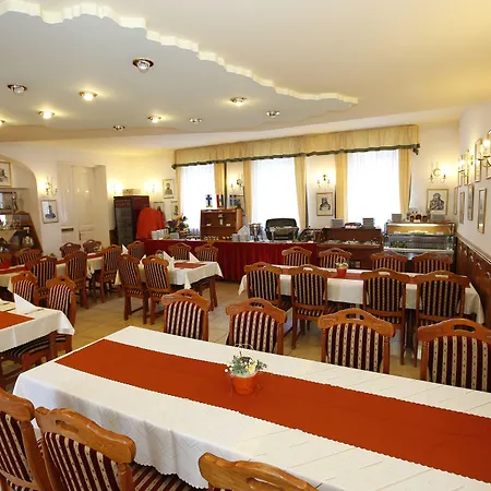 Korona Wellness, Rendezveny Es Borszalloda